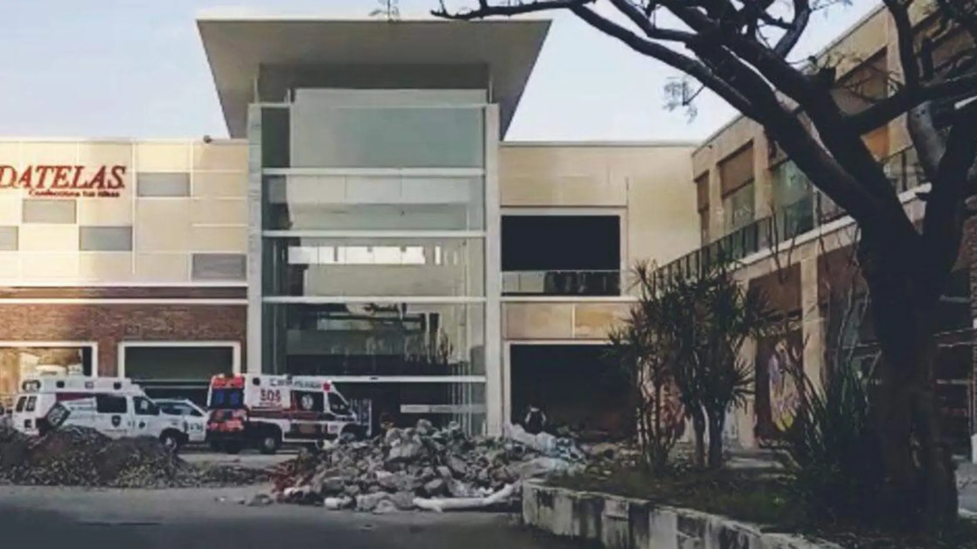 Dos mujeres policontundidas dejó el colapso de una parte del techo de Cinemex en Plaza Las Torres